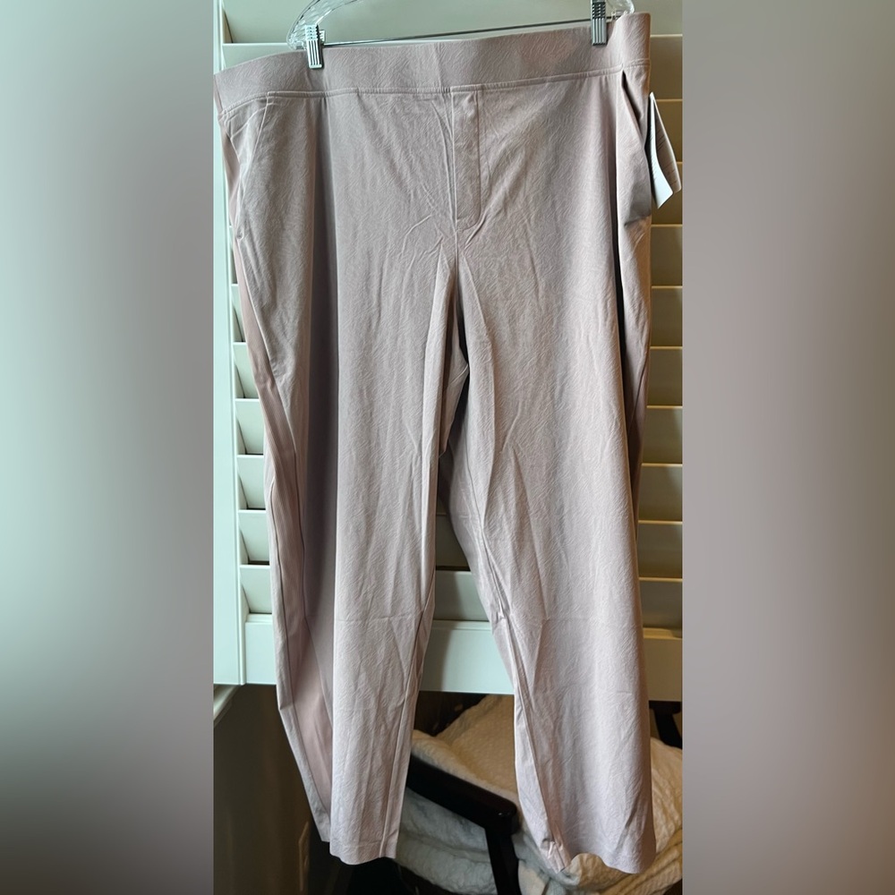Athleta - Brooklyn Textured Ankle Pant - NWT -Size 26
Tan